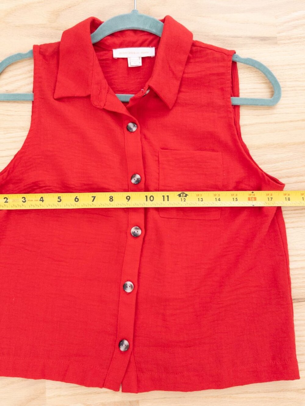 Monteau Los Angeles Women's Red Textured Sleeveless Button Down Shirt Medium - Picture 7 of 8